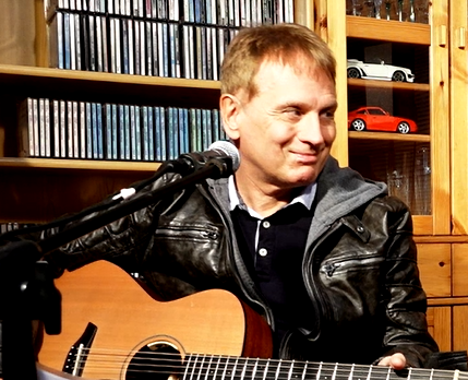 Max Neuhofer mit Gitarre